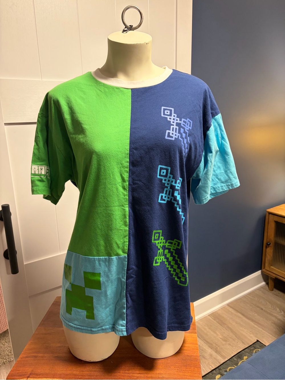 Minecraft Split Color Graphic Tee XL Creeper Sword Shirt